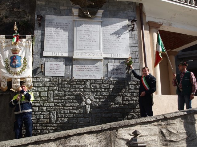 chialamberto 9 marzo 2014 - il vicesindaco ezio nepote rende omaggio alla lapide dedicata ai due partigiani sanmauriziesi archivio franco brunetta_1067x800
